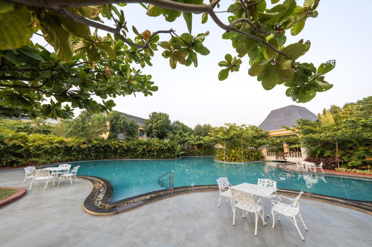 Fairway Golf & Lake Resort Naya Raipur Exterior foto