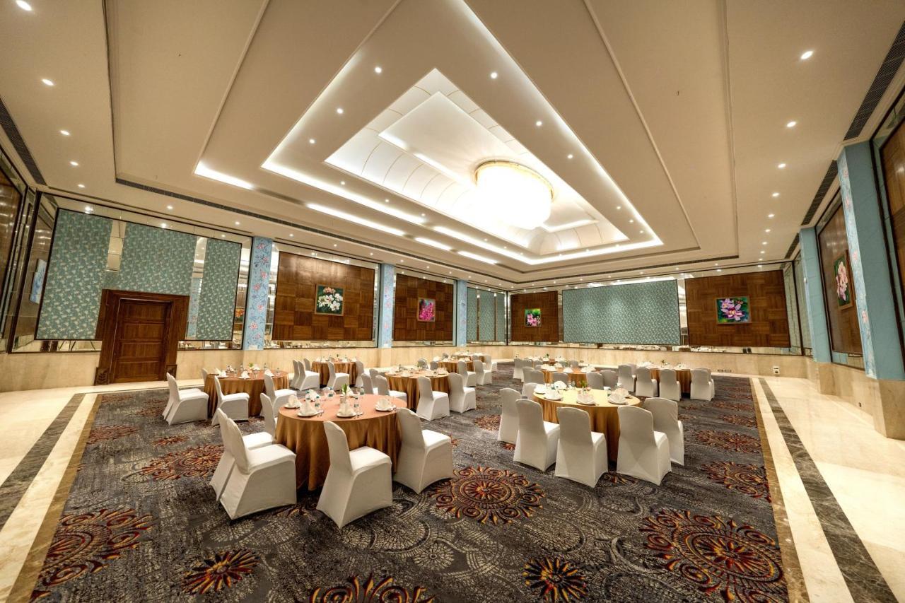 Fairway Golf & Lake Resort Naya Raipur Exterior foto
